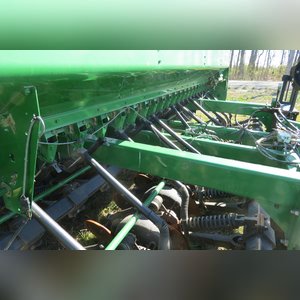 JD 2007 1590 Drill: 15â?? grain drill w/ yetter markers, SN#N01590X720411