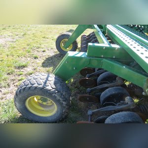 JD 2007 1590 Drill: 15â?? grain drill w/ yetter markers, SN#N01590X720411