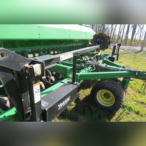 JD 2007 1590 Drill: 15â?? grain drill w/ yetter markers, SN#N01590X720411