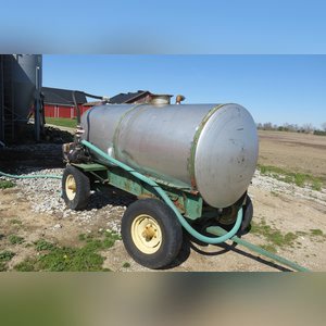 1000 gallon fertilizer wagon, SS tank with JD 1073 gear, newer pump