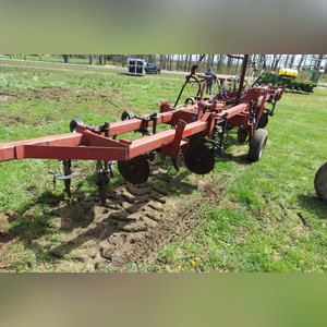 9 Shank 3 point NH3 applicator w/ Yetter coulters