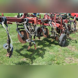 9 Shank 3 point NH3 applicator w/ Yetter coulters
