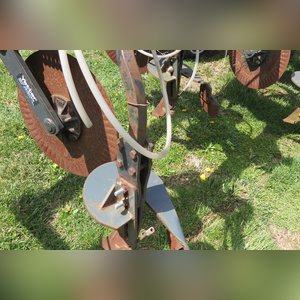 9 Shank 3 point NH3 applicator w/ Yetter coulters