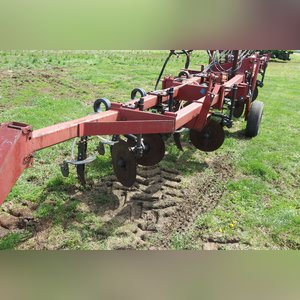 9 Shank 3 point NH3 applicator w/ Yetter coulters