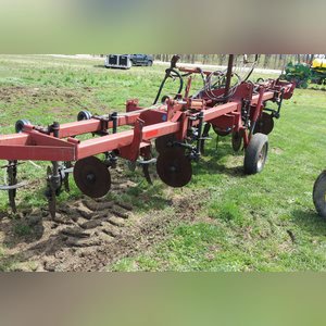9 Shank 3 point NH3 applicator w/ Yetter coulters