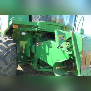JD 2004 9560 Combine: 2570 engine, 1630 Sep (9560STS), 2nd owner, 30.5 x 32 tires, SN# H09560S710256