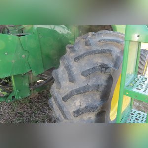 JD 2004 9560 Combine: 2570 engine, 1630 Sep (9560STS), 2nd owner, 30.5 x 32 tires, SN# H09560S710256
