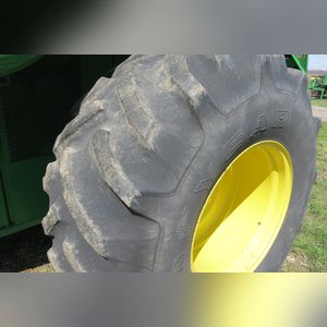 JD 2004 9560 Combine: 2570 engine, 1630 Sep (9560STS), 2nd owner, 30.5 x 32 tires, SN# H09560S710256
