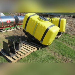 Demco Saddle tanks: like new w/ NH brackets