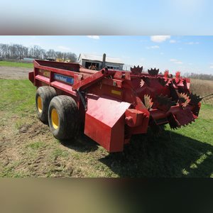 NH195 NH Manure Spreader: only 2 years old w/ slop gate, SN# YDN136383