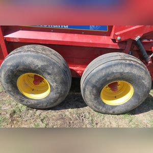 NH195 NH Manure Spreader: only 2 years old w/ slop gate, SN# YDN136383