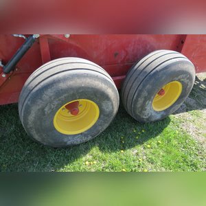 NH195 NH Manure Spreader: only 2 years old w/ slop gate, SN# YDN136383