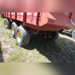 NH Silage Wagon w/ tandem gear