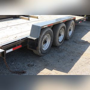 Gooseneck Flatbed Trailer: 22â?? trailer with ramps and upper deck tri-axle, 2013 rebuilt