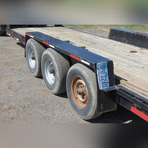 Gooseneck Flatbed Trailer: 22â?? trailer with ramps and upper deck tri-axle, 2013 rebuilt