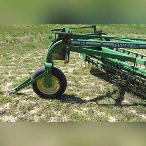 JD 660 Hay rake