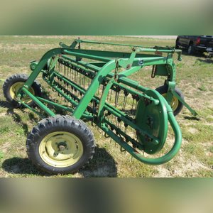 JD 660 Hay rake