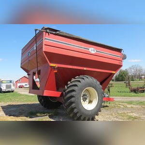 2001 J&M Grain Cart: model 750 grain cart SN # 5270, tarp and light kit, 30.5 tires