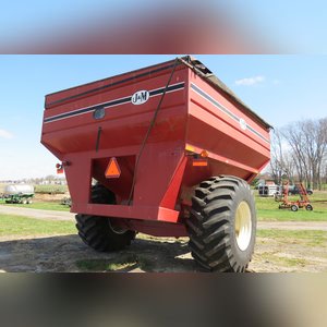 2001 J&M Grain Cart: model 750 grain cart SN # 5270, tarp and light kit, 30.5 tires