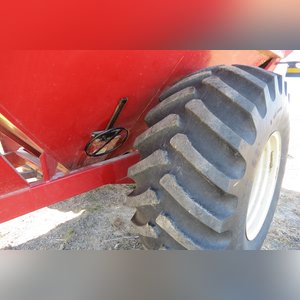 2001 J&M Grain Cart: model 750 grain cart SN # 5270, tarp and light kit, 30.5 tires