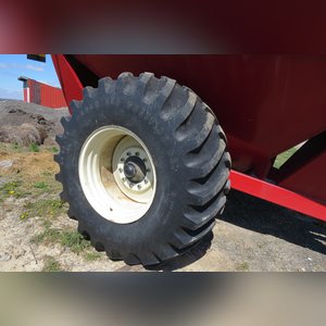 2001 J&M Grain Cart: model 750 grain cart SN # 5270, tarp and light kit, 30.5 tires