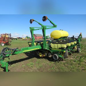 JD 2007 1770 NT Planter: 12 row corn planter, liq. fert, SN#A01770W720128