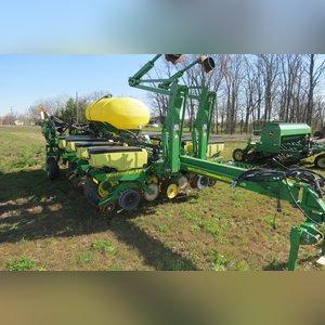 JD 2007 1770 NT Planter: 12 row corn planter, liq. fert, SN#A01770W720128