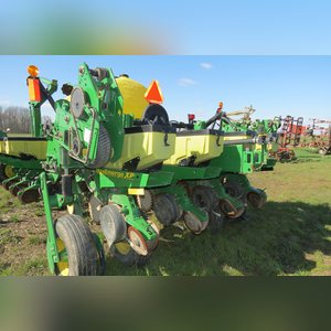 JD 2007 1770 NT Planter: 12 row corn planter, liq. fert, SN#A01770W720128