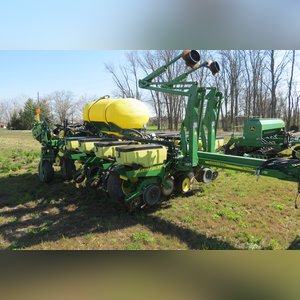 JD 2007 1770 NT Planter: 12 row corn planter, liq. fert, SN#A01770W720128