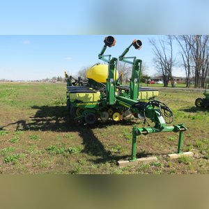 JD 2007 1770 NT Planter: 12 row corn planter, liq. fert, SN#A01770W720128