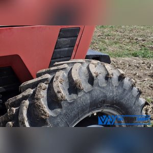 Case International 7220 Magnum tractor, 18.4 R 42 tires & duals, 14.9 R 28 tires, front wts, 18 speed, power shift, 1000 pto, 3 pt, 3 hyd remotes, 3661 hrs, SN JJA0054738