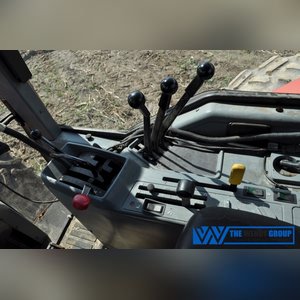 Case International 7220 Magnum tractor, 18.4 R 42 tires & duals, 14.9 R 28 tires, front wts, 18 speed, power shift, 1000 pto, 3 pt, 3 hyd remotes, 3661 hrs, SN JJA0054738