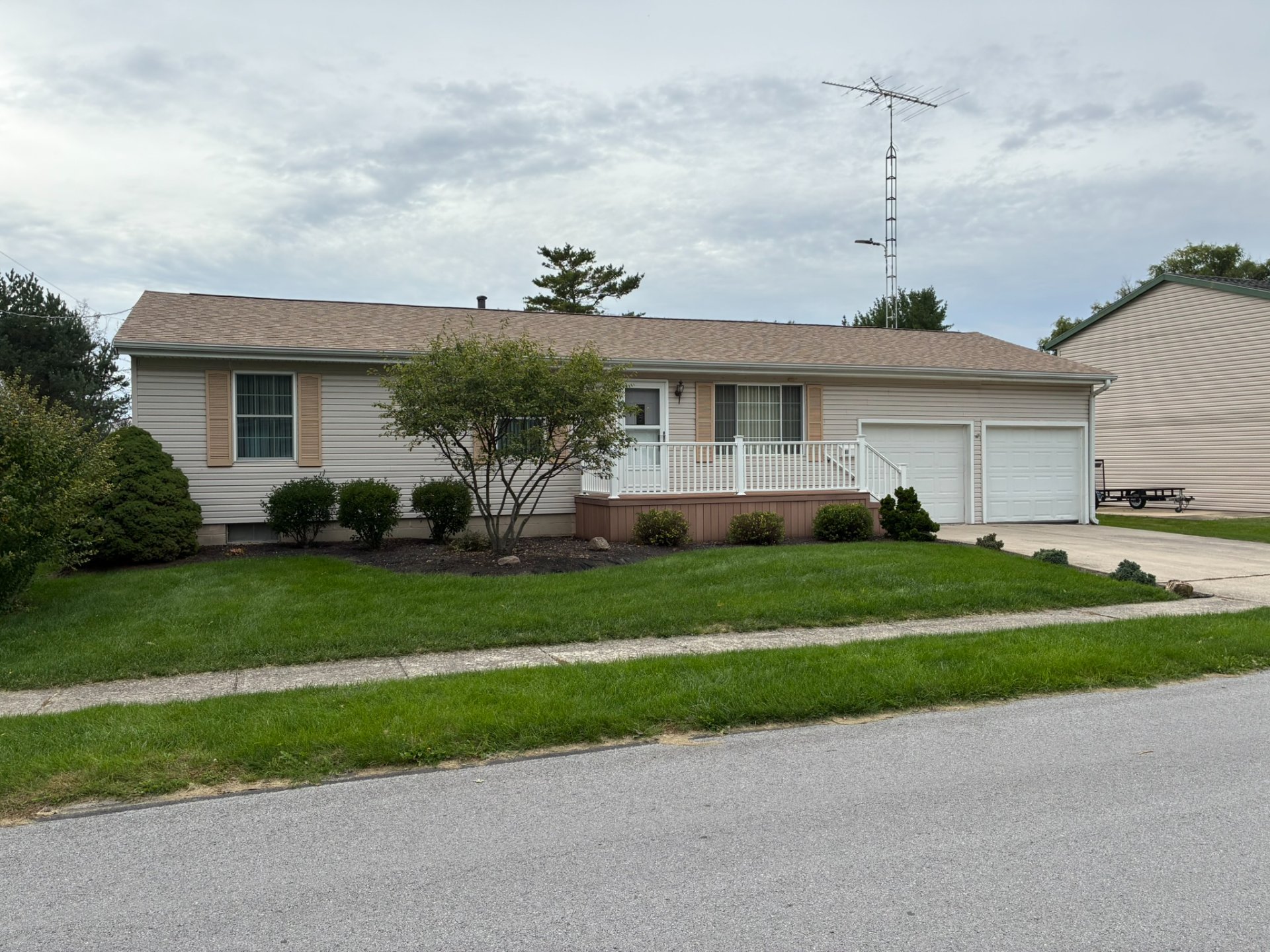 WHITE LIVE REAL ESTATE AUCTION