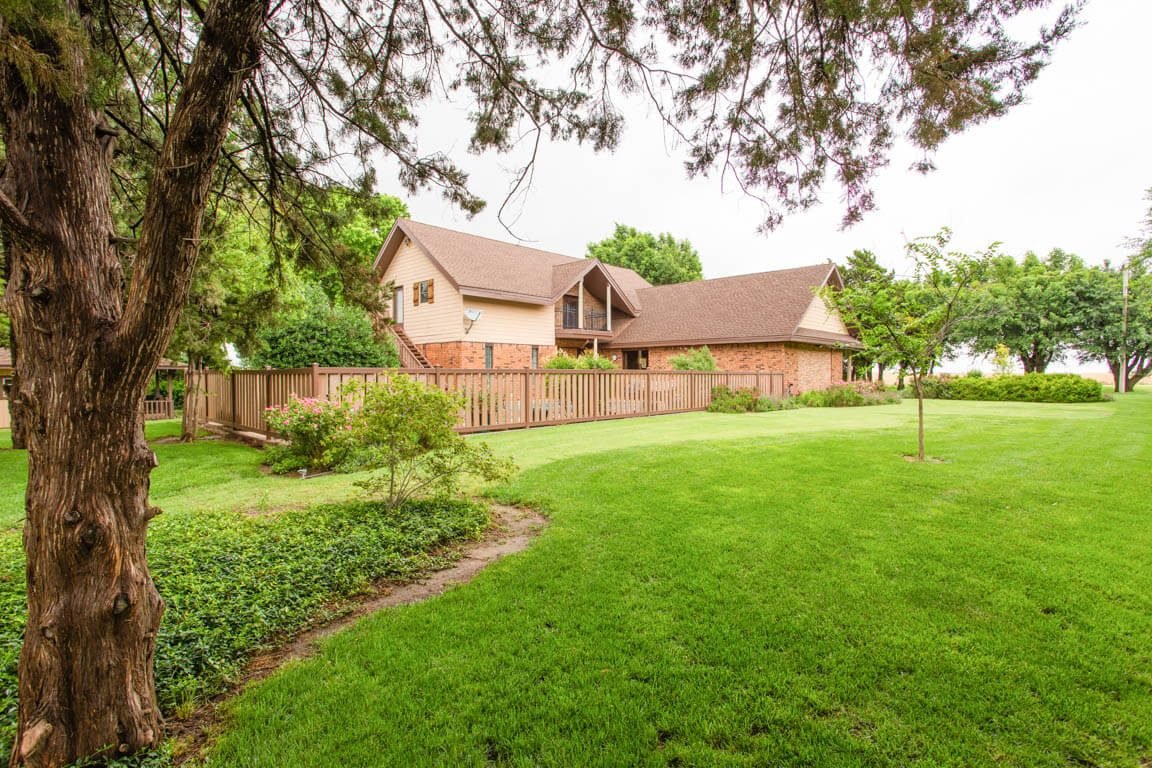 BEAUTIFUL COUNTRY HOME * ACREAGE * SHOP * POOL* DRUMMOND OK