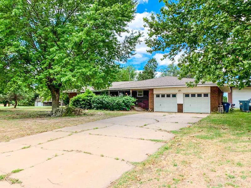 6096 S Mitchell Dr., Hennessey, OK * Brick Home * Large Shop * Large Lot