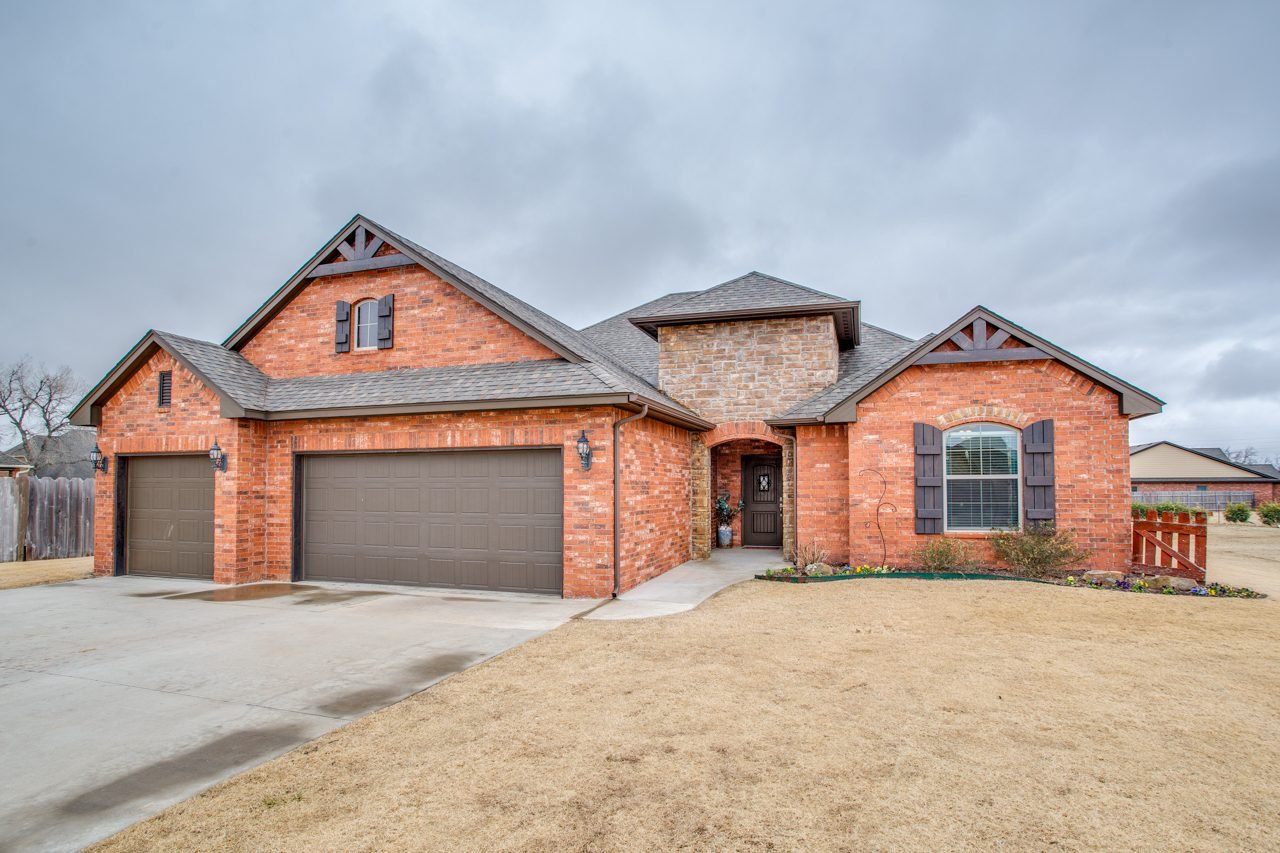 221 HENNESSEY ST ENID OK