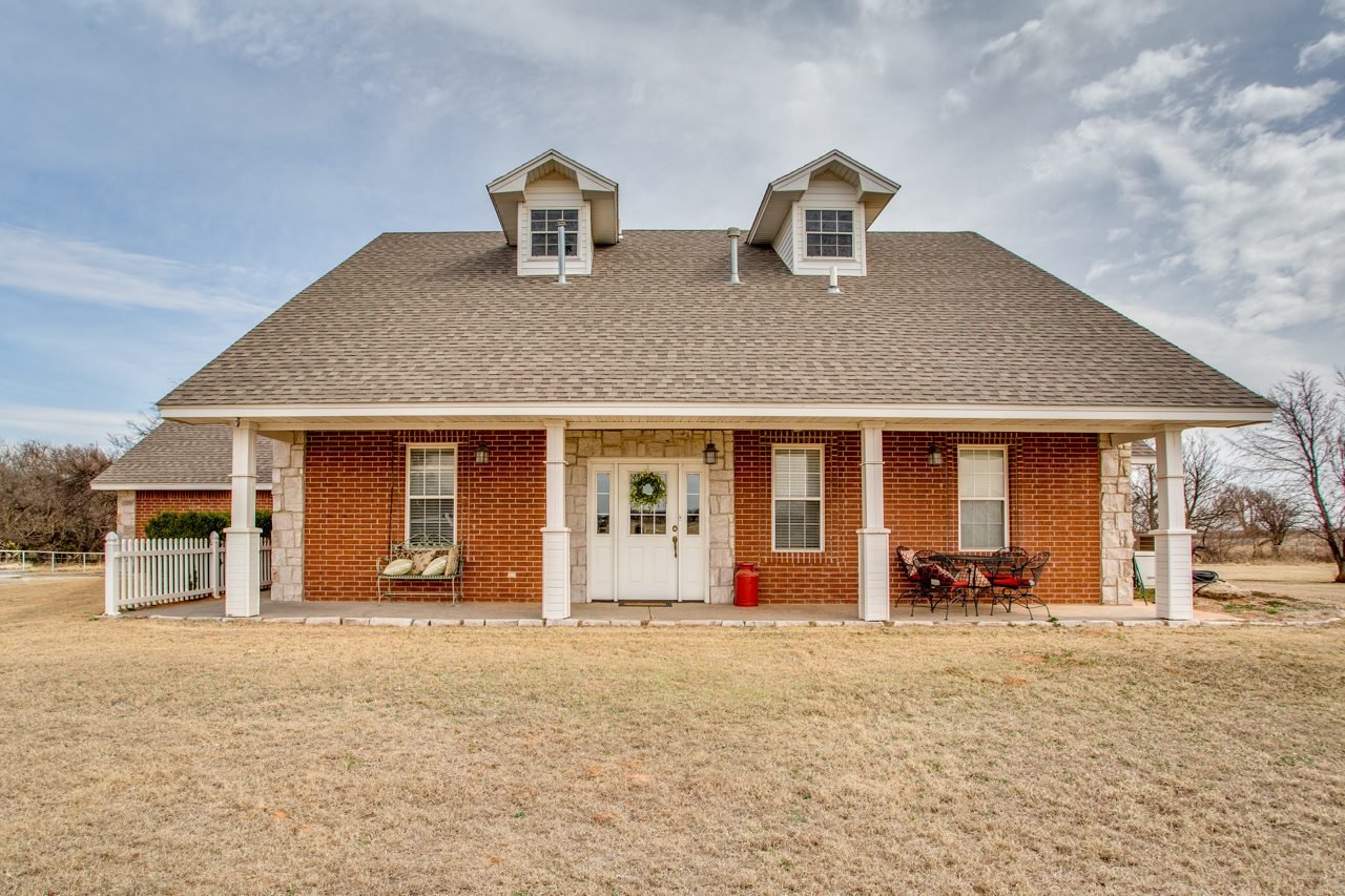 15 ACRES MOL * 3,000± SQ.FT. COUNTRY HOME * POND * Enid OK