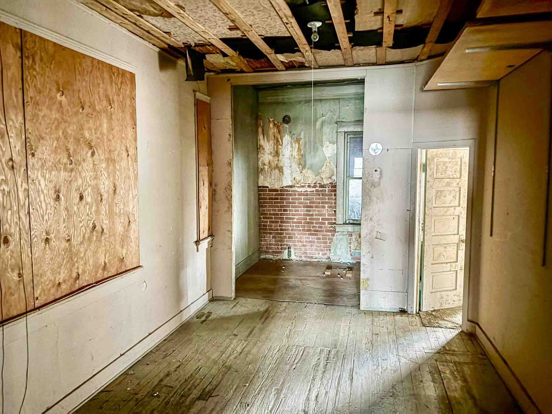 COMMERCIAL BUILDING * 2,500 SQFT. INCOME PRODUCING - DOWNTOWN ENID OKLAHOMA