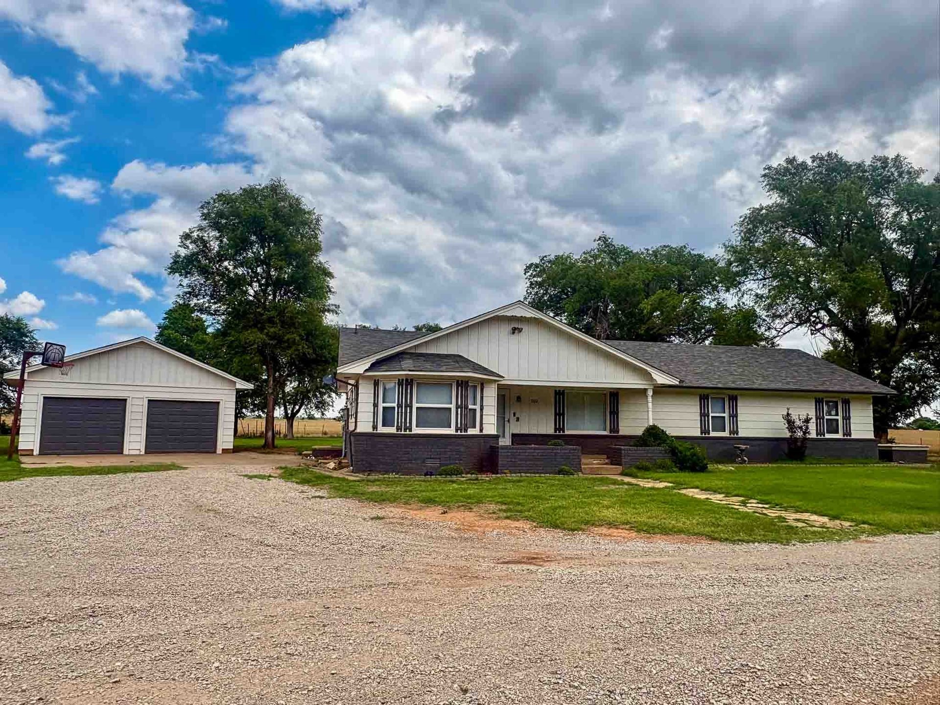 1.7± ACRES * 1,900± SQ.FT. 4 Bed-2 Bath Waukomis OK