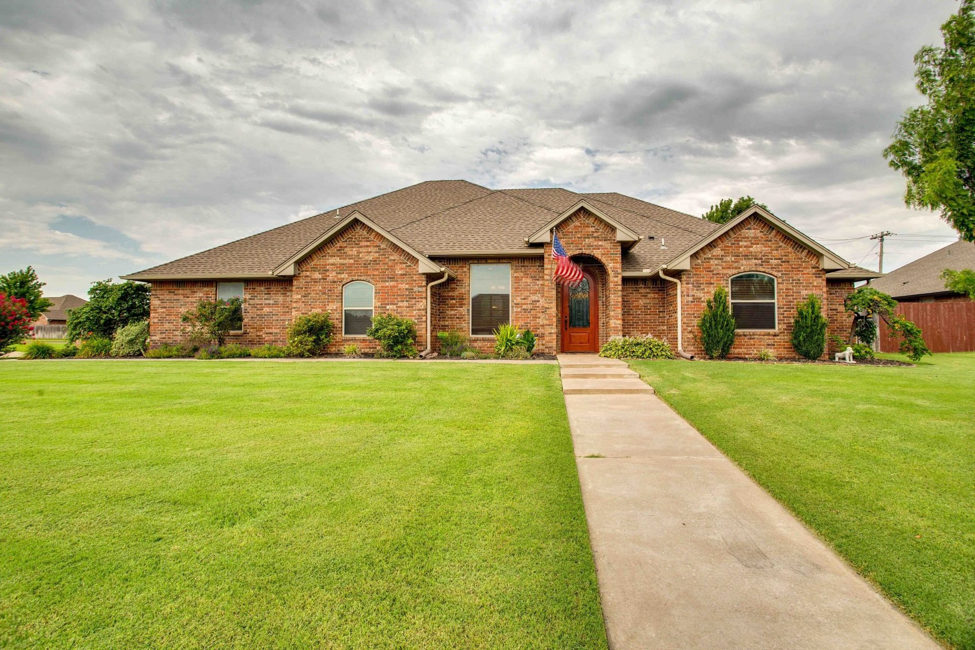 2,266 ± SQ.FT. 4 Bed/3 Bath 2002 Daybreak Lane Enid OK